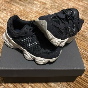 Toddler New Balance
9060
Size 7
Navy Blue